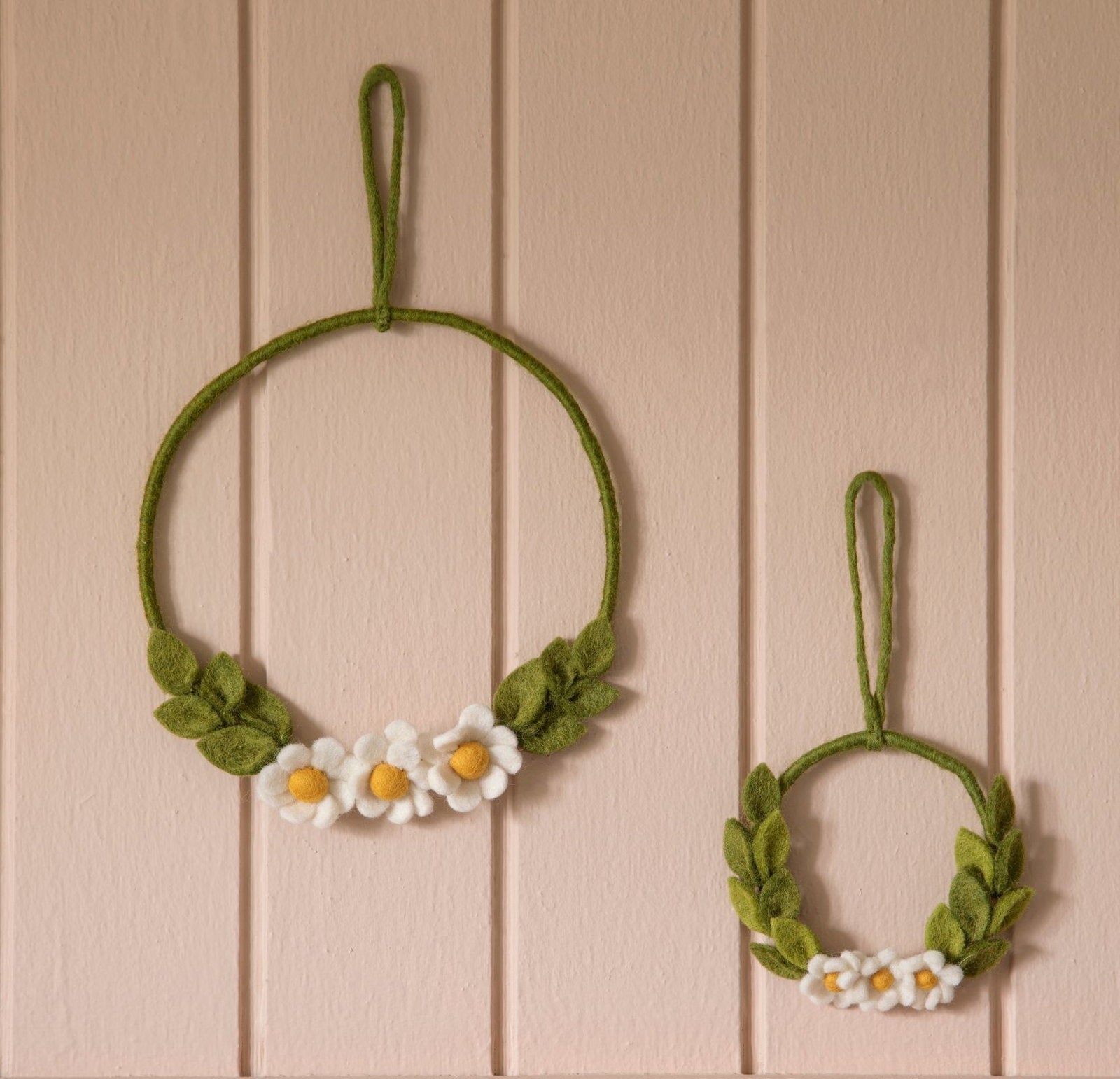 <tc>Krans - Hvide Blomster – 20 cm Diameter</tc>