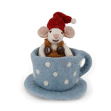 Weihnachtsmaus-Figur in einer blauen Kaffeetasse