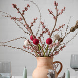 Dekorativer Zweig mit rosa Beeren