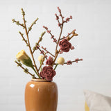 Dekorativer Zweig mit rosa Beeren