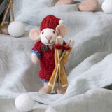 Kleine weiße Weihnachtsmaus-Figur mit Kleid & Skiern
