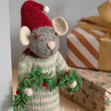 Kleine graue Weihnachtsmaus-Figur mit Girlande