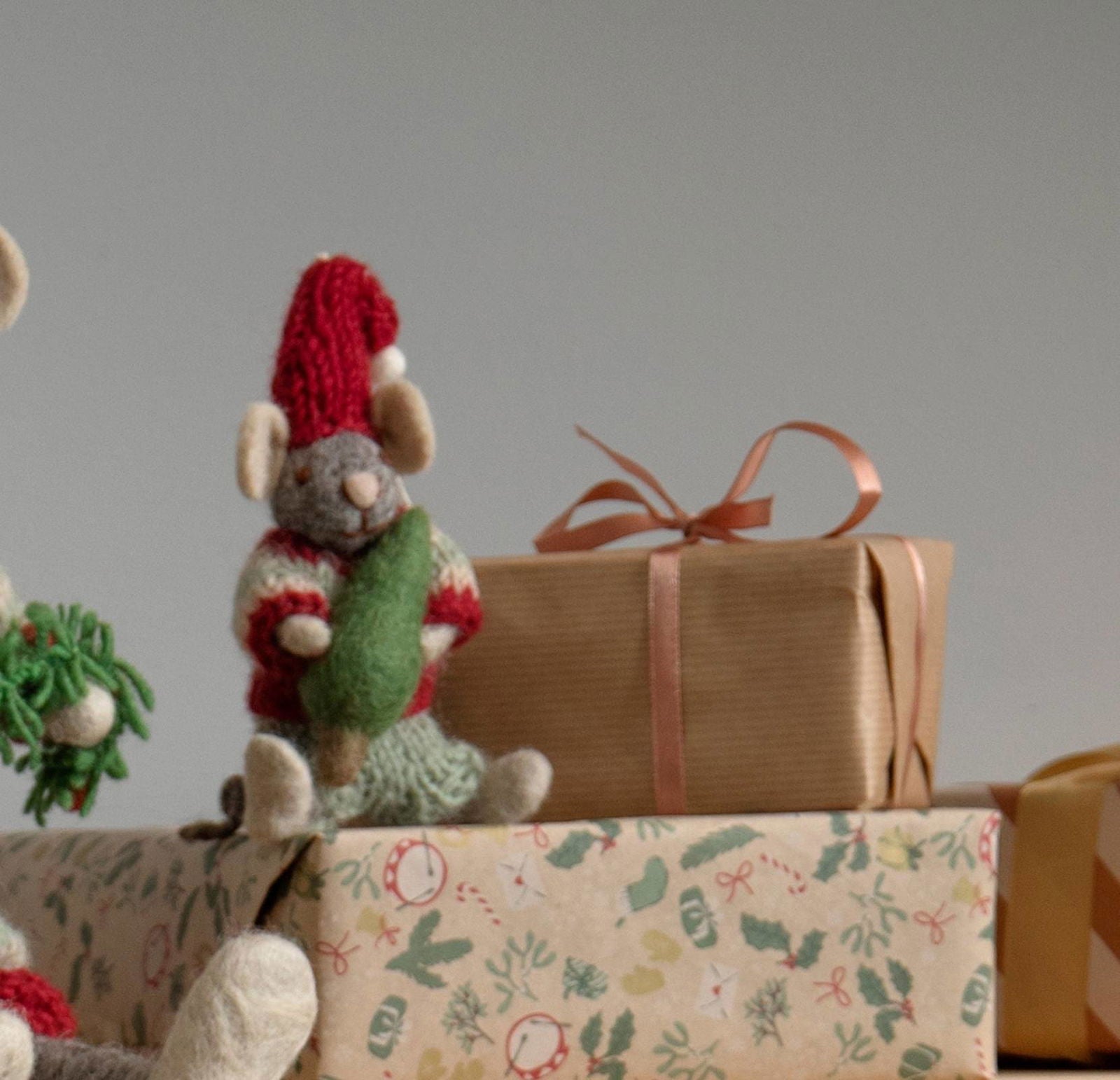 Lille grå julemus med træ