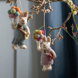 Weiße Filzhäschen-Figur mit Ballons – Lavendel