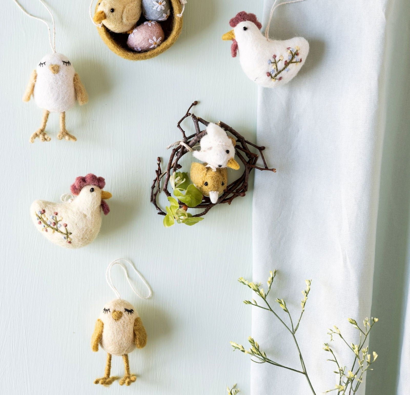 Dreamy Chicken Easter Decoration – Yellow & White