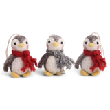 Drei handgefertigte Filz-Babypinguine von Gry & Sif – fair produziert in Nepal, liebevolle Weihnachtsdeko aus Schurwolle