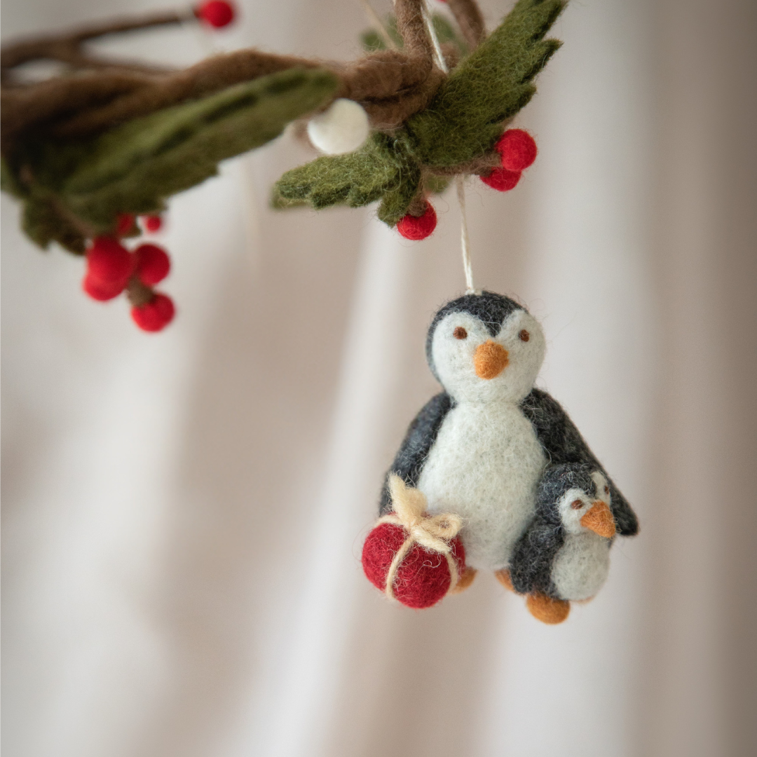 Handgefertigtes Wintertier-Set aus Wollfilz mit Eisbär und Pinguin von Gry & Sif – liebevolle Weihnachtsdekoration im nordischen Stil.