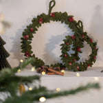 Großer handgefilzter grüner Weihnachtskranz mit roten Beeren von Gry & Sif – nachhaltige Fair-Trade Weihnachtsdekoration aus Wolle, liebevoll handgefertigt in Nepal.