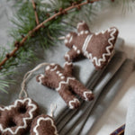 Handgefilzte Lebkuchen-Weihnachtsornamente aus Wollfilz – Fair-Trade-Handarbeit aus Nepal im skandinavischen Design von Gry & Sif.