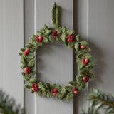 Handgefilzter kleiner Türkranz aus Wollfilz in Grün mit roten Beeren – nachhaltige Weihnachtsdeko von Gry & Sif, fair gehandelt und liebevoll handgemacht