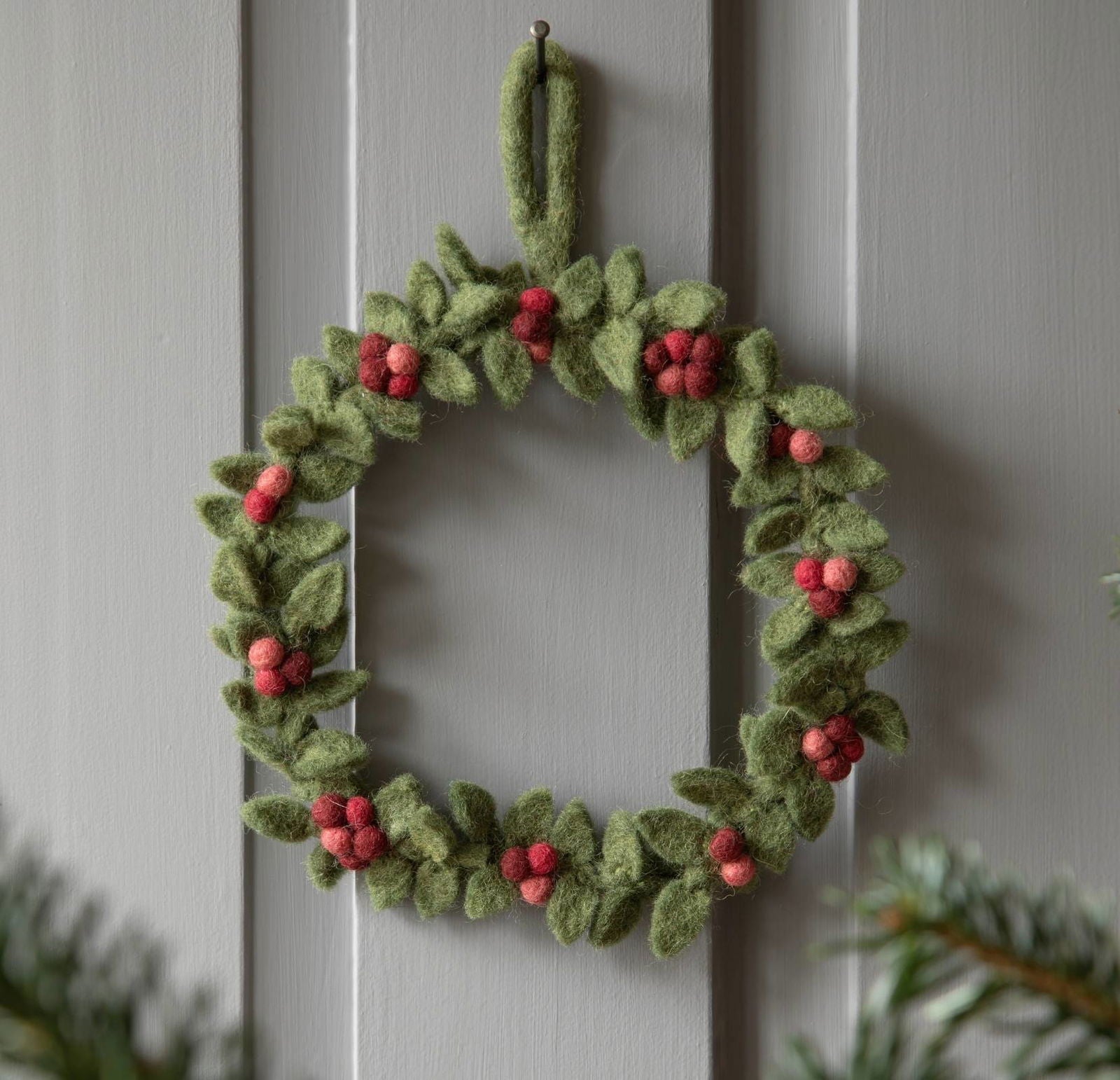 Handgefilzter kleiner Türkranz aus Wollfilz in Grün mit roten Beeren – nachhaltige Weihnachtsdeko von Gry & Sif, fair gehandelt und liebevoll handgemacht